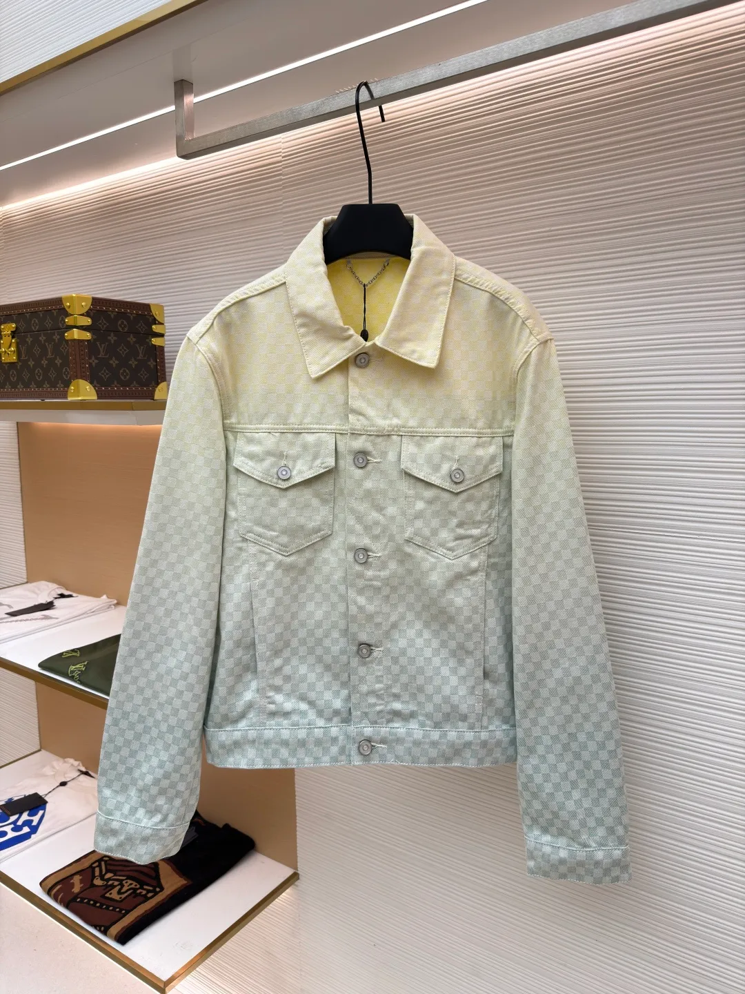 LOUIS VUITTON gradient jacquard denim jacket ●Authentic product: 25300 purchased and developed ●Item number: 1680990-C10 ●Fabric: denim fabric ●Technology: jacquard texture ●Version: fitted version ●Size: 44-46-48-50-52 ●Weight: about 955 grams ●Description: YB purchased the pattern, using customized cotton fabric, the fabric is comfortable, soft, skin-friendly and breathable. The whole body is decorated with jacquard texture to show an elegant gradient, the chest is decorated with button flap pockets, pearlescent metal denim buttons, and the nubuck leather label is placed on the back. The pearlescent metal buttons highlight the Dandy style. The waist is equipped with an adjustable strap, which can be matched with many types of clothing to create a fashionable look. The overall line is straight and delicate, the fabric is comfortable and soft, and the color is consistent without color difference. It can be matched with the same style to create a fashionable look and control various occasions. Customized accessories, complete three labels, the same style for men and women!